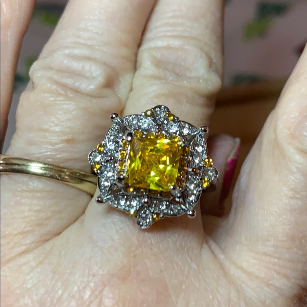 New sterling silver marked Yellow cushion ring 8.5